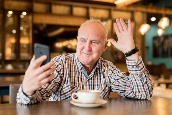 Comment créer un profil LinkedIn percutant pour attirer l'attention des recruteurs et des employeurs dans le secteur créatif ?