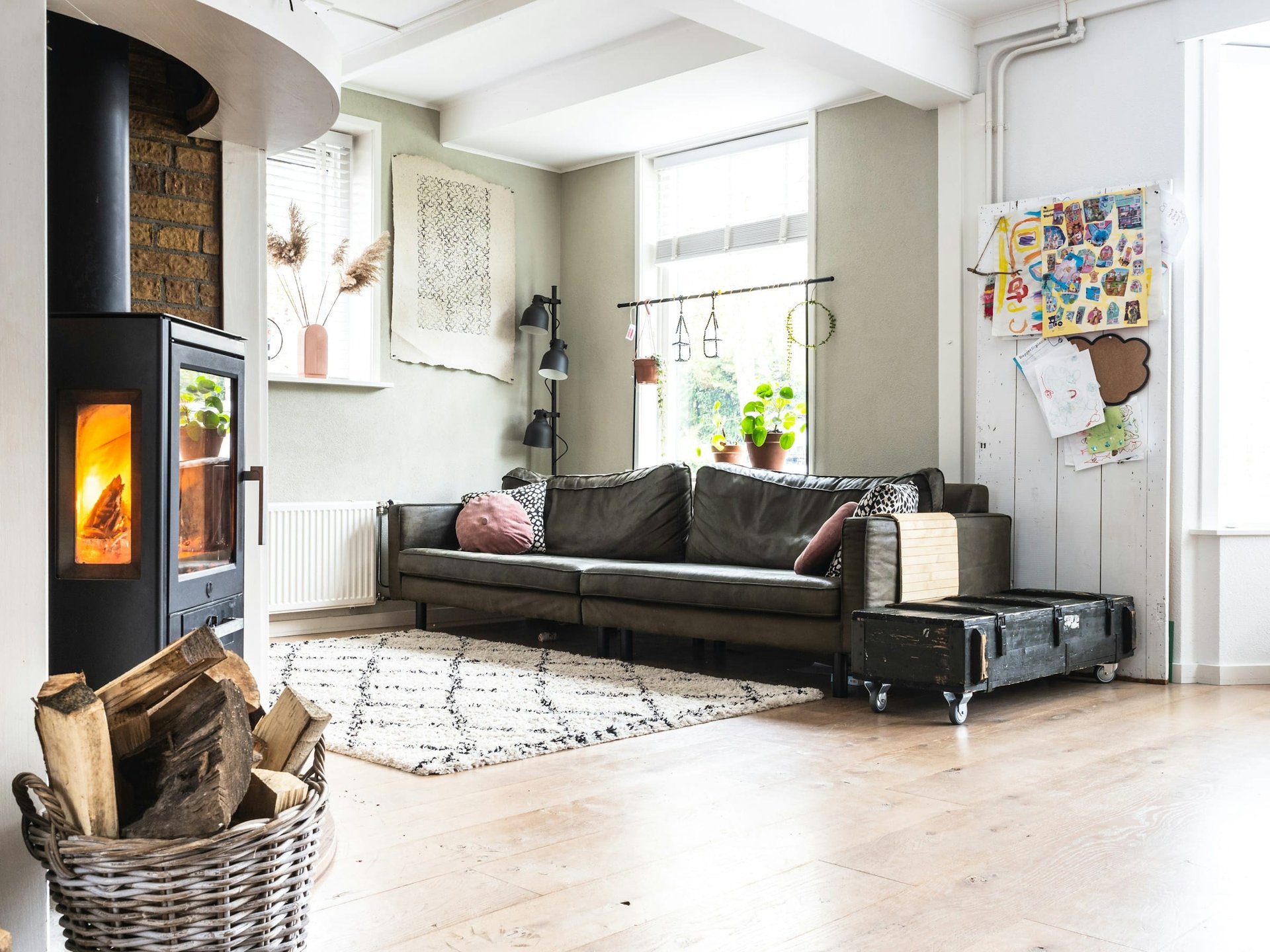 Comment choisir et installer un poêle à bois dans un salon moderne ...