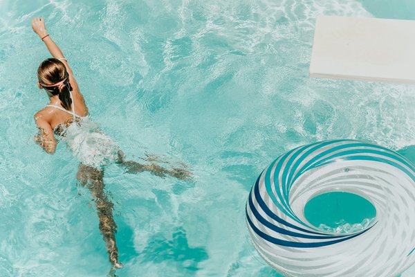 Comment intégrer des éléments de sécurité discrets mais efficaces pour les piscines familiales ?