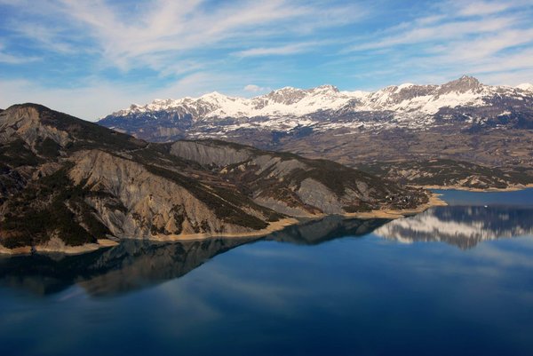 Comment intégrer une serre dans un petit espace extérieur pour prolonger la saison de culture ?